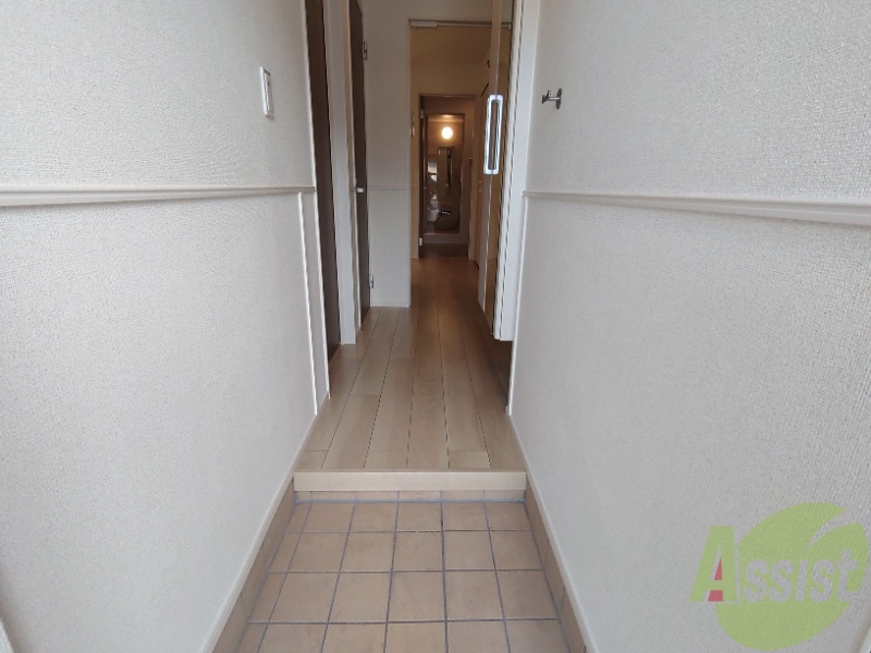 玄関　玄関からはすぐお部屋にならず安心ですね。