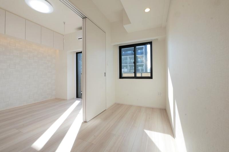 居室・リビング　天井にも収納があります