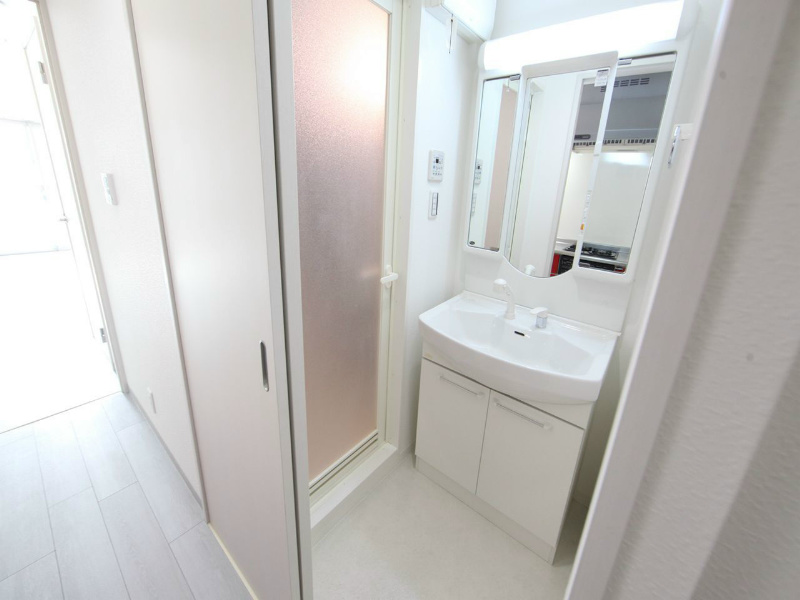 洗面設備　脱衣所　独立洗面台（シャンプードレッサー付）収納スペース有