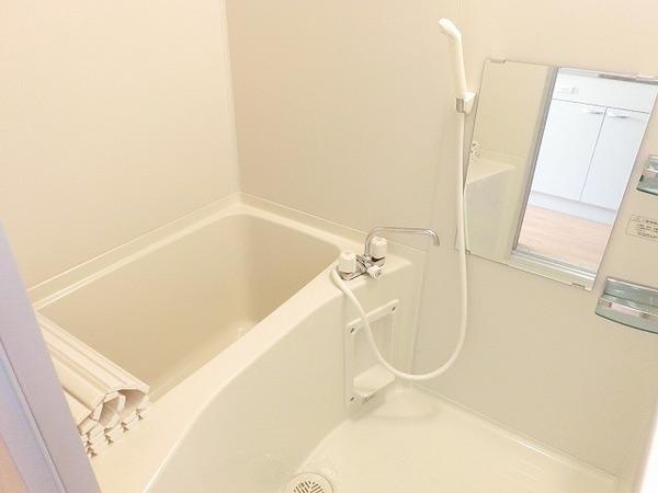 バス・シャワールーム　キレイにリフォームされています！