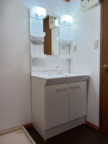 洗面設備　ゆったりとスペースのある洗面所