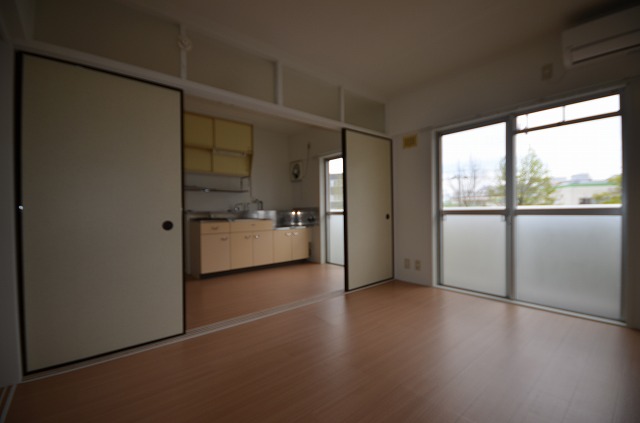 居室・リビング　※同建物・別号室の写真です