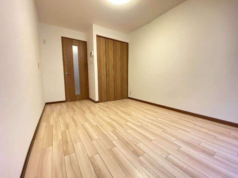 居室・リビング　フローリング貼りの室内です