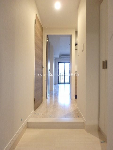 玄関　※階数により室内色が異なります。