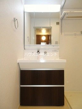 洗面設備　人気の独立洗面台です。※別部屋参考写真