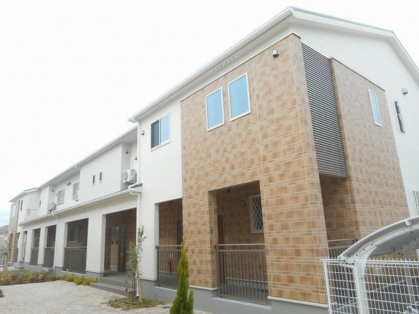 建物外観　２階建てのハイツ！