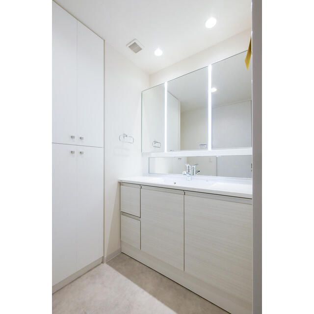 洗面設備　写真は同タイプ住居です。