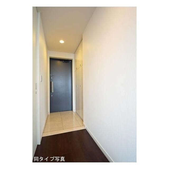 玄関　写真は同タイプ住居です。