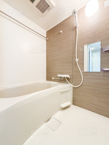 バス・シャワールーム　浴室乾燥機付きのお風呂です♪