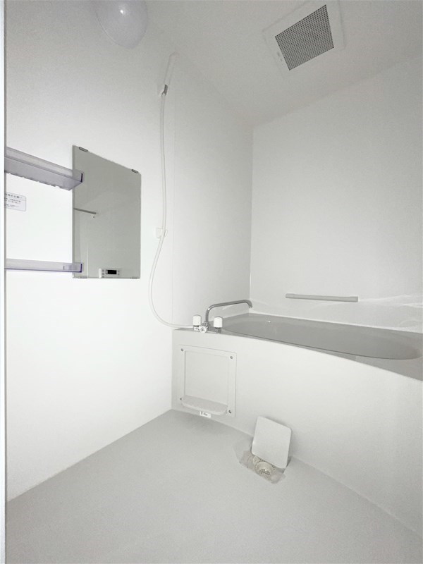 バス・シャワールーム　清潔感のあるバスルームです。