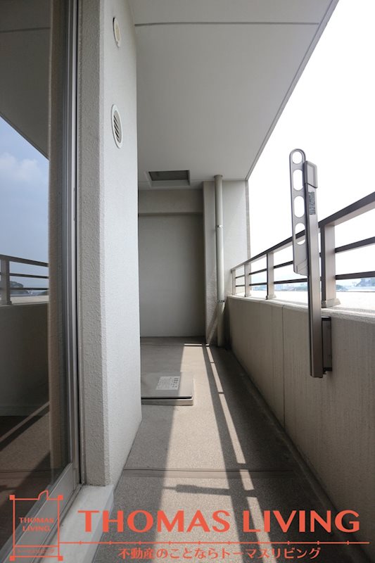 バルコニー　洗濯物を干すのにも十分な広さです。