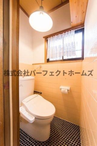 トイレ　落ち着いた色調のトイレです