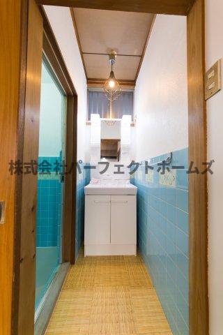 洗面設備　朝の支度にも助かる、独立の洗髪洗面化粧台