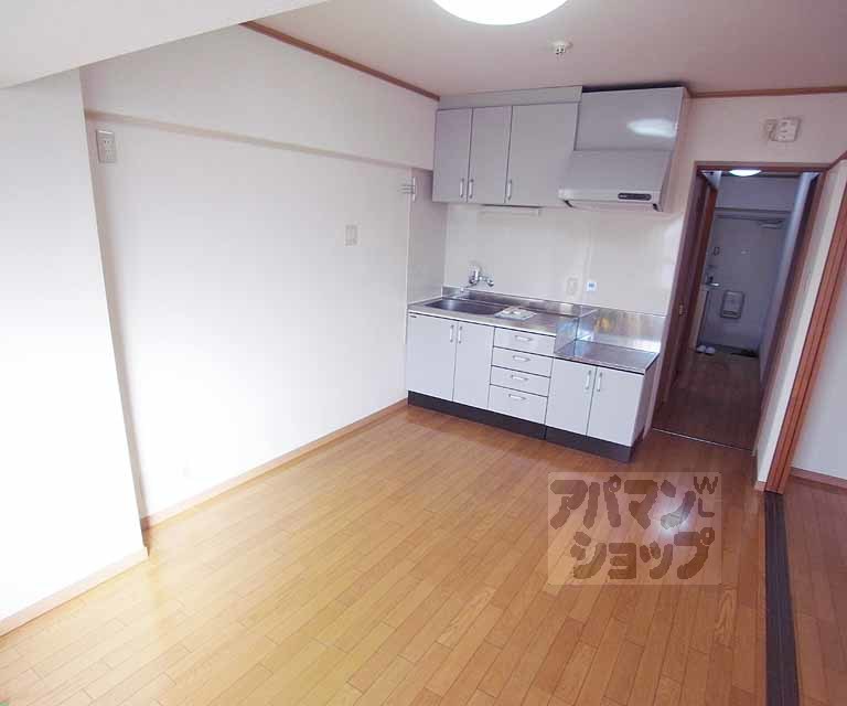 キッチン　リビング。