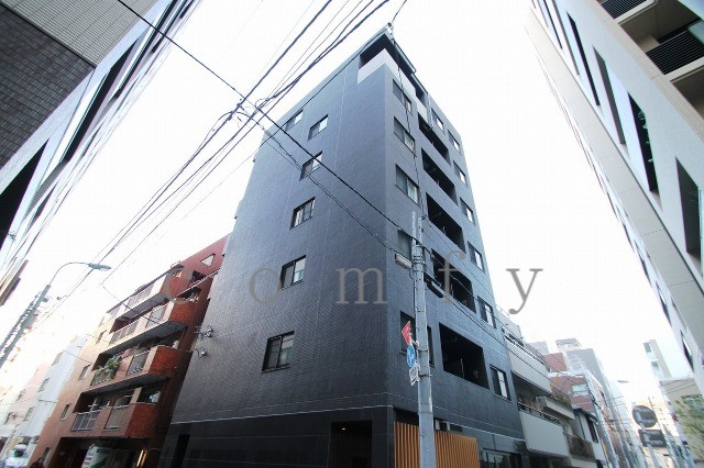 建物外観　タイル張りの重厚感のある外観