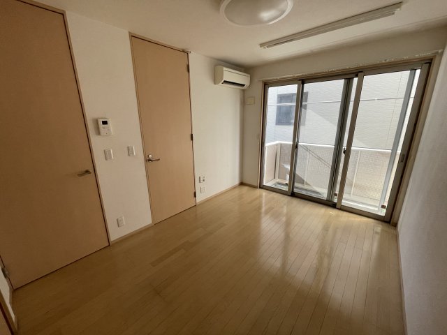 居室・リビング　大きな窓の明るいお部屋です♪※前回募時の写真です。