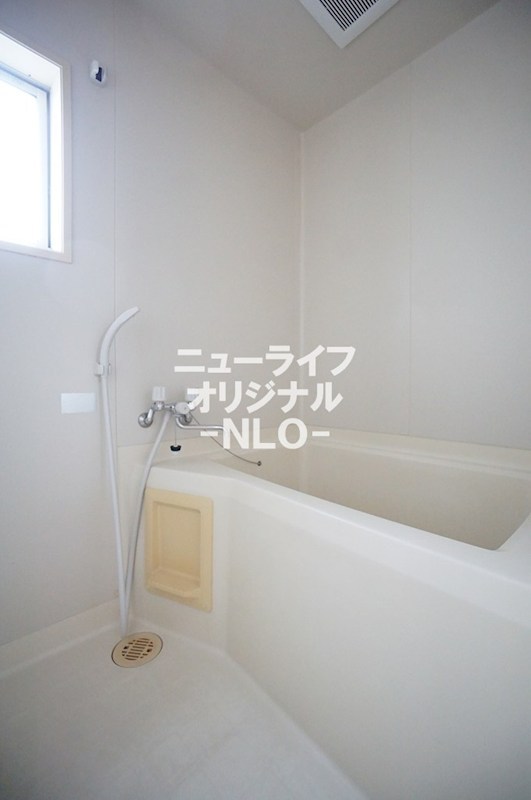 バス・シャワールーム　換気がしやすい小窓付の洋室☆