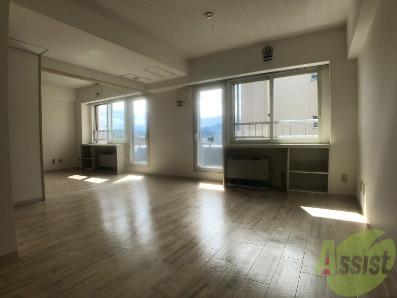 居室・リビング　日当たりが良くて心地よく過ごせそうなお部屋です。