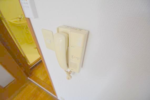 セキュリティ　インターホンで突然の来訪者を事前にチェック