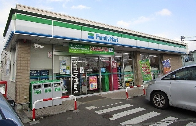 コンビニ　ファミリーマート（コンビニ）まで140m