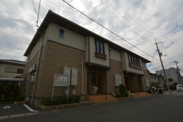 建物外観　敷地内に駐車場があります♪