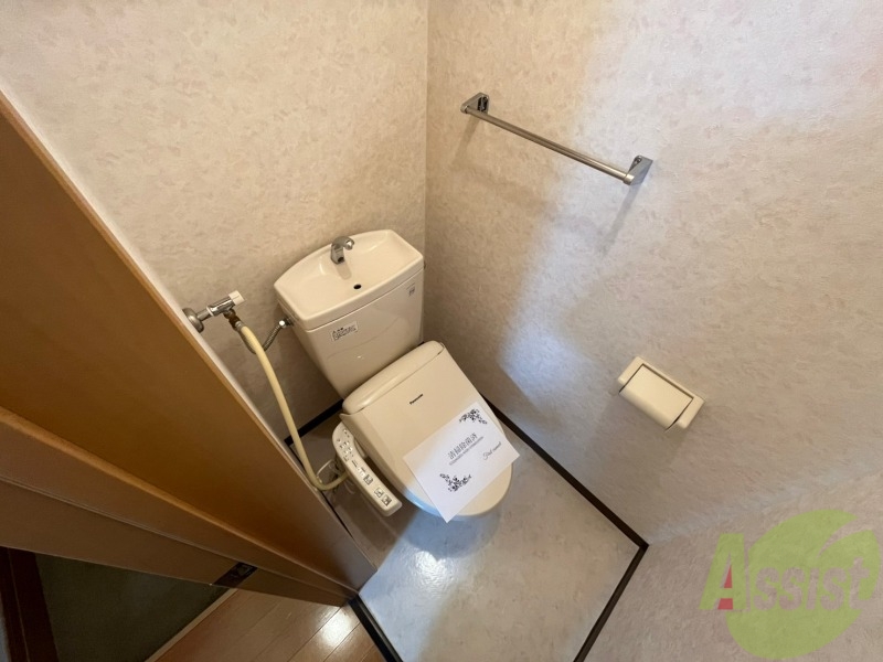 トイレ　こちらはトイレです。清潔感があり、安心して使用できます。