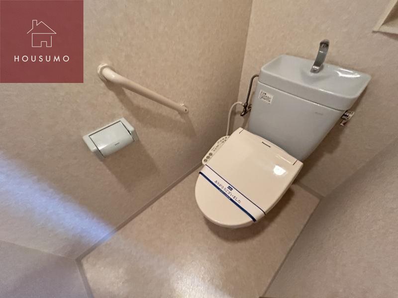 トイレ　落ち着いた色調のトイレです