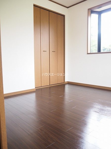 その他部屋・スペース　出窓のある素敵なベッドルームです。