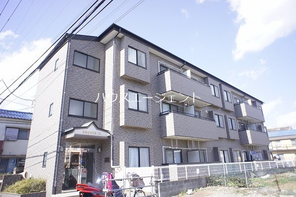 建物外観　目の前は、駐車場と畑。日当たり良好です。