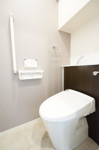 トイレ　落ち着いた色調のトイレです