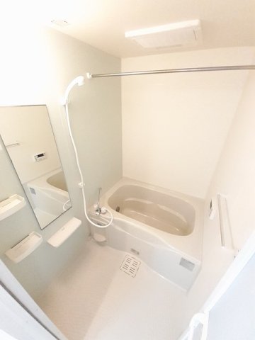 バス・シャワールーム　コンパクトで使いやすいお風呂です