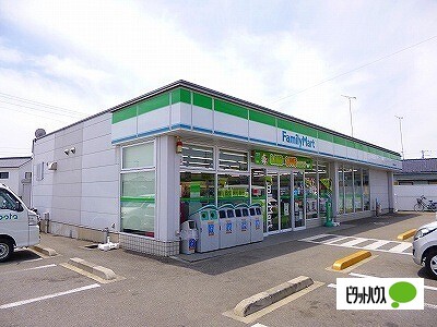 コンビニ　ファミリーマート北島町東中道店（コンビニ）まで130m