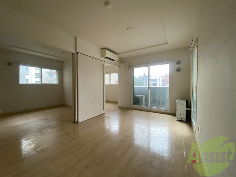 居室・リビング　木目のフローリングは落ち着きのある印象のお部屋になりますね。