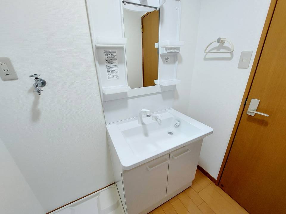洗面設備　シャワー付洗面化粧台