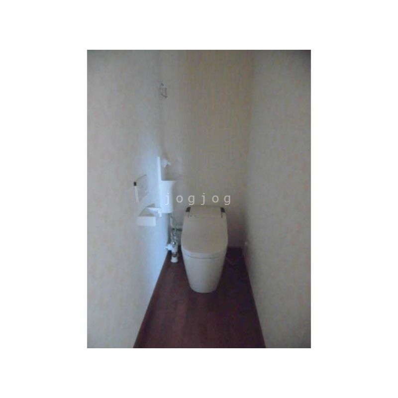 トイレ　嬉しい温水洗浄便座付きのトイレです。