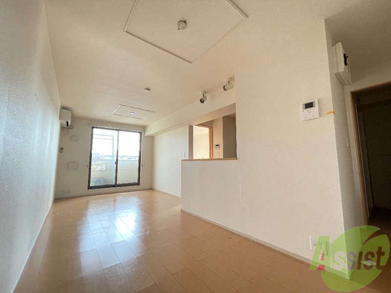 居室・リビング　部屋に入ってくる差し込む光がまぶしいですね。