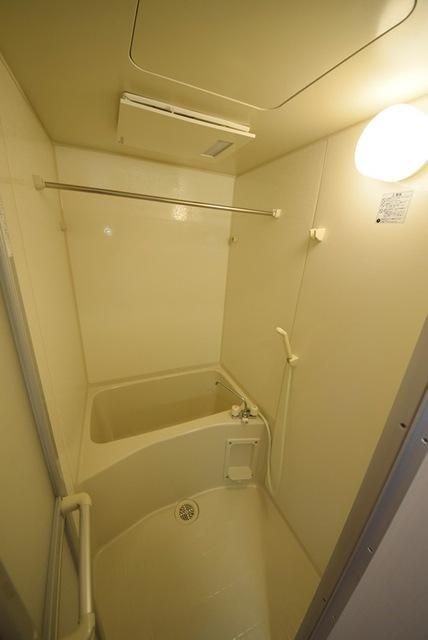 バス・シャワールーム　雨の日に便利な浴室乾燥機付き