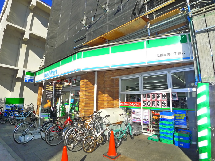 コンビニ　ファミリーマート（コンビニ）まで380m