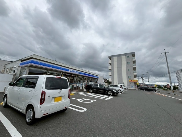 コンビニ　ローソン東広島寺家駅前店（コンビニ）まで325m