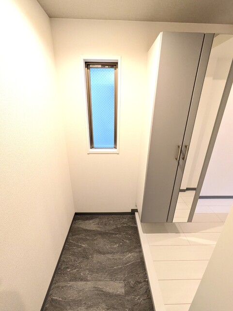 玄関　窓のある玄関です