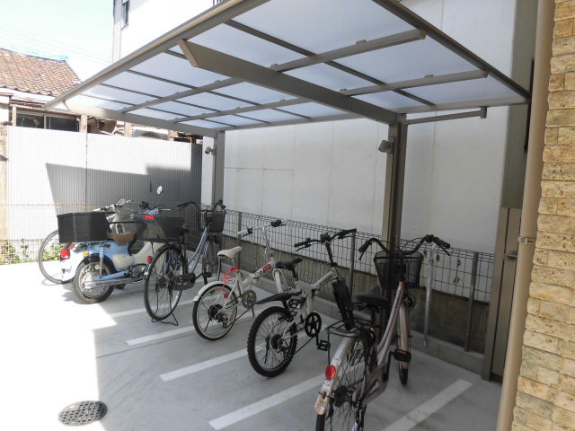 駐車場　屋根付きの駐輪場です。