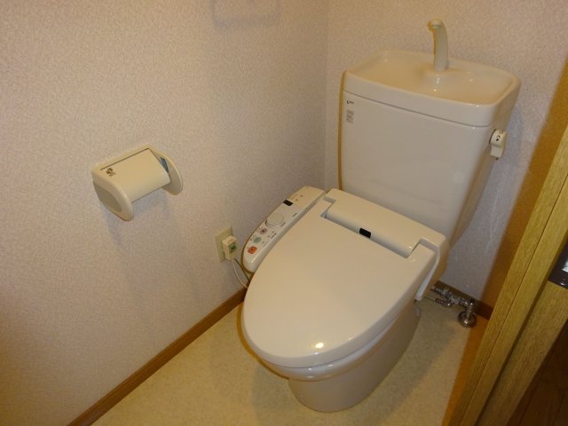 トイレ　嬉しい温水洗浄便座付きです♪