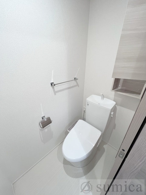 トイレ　人気アイテムの温水洗浄便座。清潔感のあるトイレです。