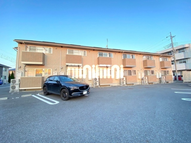 建物外観　茶色の落ち着いた雰囲気の外観
