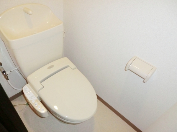 トイレ　温水洗浄便座付きのトイレです♪