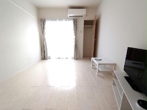 居室・リビング　バルコニー付きのお部屋です♪