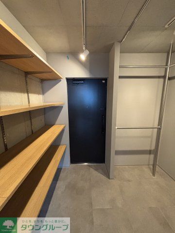 玄関　★奇数階・偶数階で木材や壁の色が異なります。
