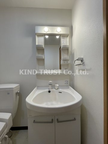 洗面設備　独立洗面台、小物を置くことができて便利です