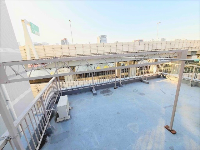 バルコニー　屋上に物干し竿あり