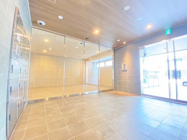 エントランス　防犯カメラ・自動ドア・オートロック